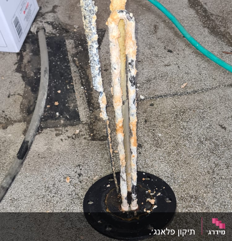 חלקי דוד שמש עם קורוזיה על הרצפה